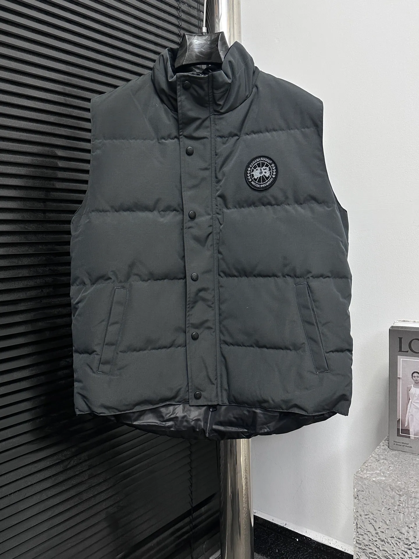 P360 [Canada Goose] Canada Goose black label #Freestyle Crew 4151mb men’s and women’s vest down ➖ Imported Behringer embroidery machine with customized 10,000-needle embroidery label! ➖ Imported 21-count polyester-cotton blended original fabric, using Feather-Light 10D waterproof coating fabric, made of 84.5% polyester fiber and 15.5% cotton, 100% the best feel in the entire network! ➖ The genuine official website uses the national standard 80 white duck down, and will never be misled by false claims such as 90 down or goose down! ➖ 100% nylon nylon lining with double double-layer sealing design to prevent velvet from running away. Top-grade polar fleece is used in the collar and pockets to keep warm and comfortable! ➖ Yoshida YKK provides original custom-made electroplated sliders. YKK two-way lockable zippers are tight and smooth and will not peel off paint! ➖ 3M composite original Velcro is durable, and all accessories and hardware are disassembled and customized! ⛔No slander, no exaggeration, no need for too much copywriting, because it is focused, it is professional!  SIZE: XS S M L XL XXL
